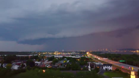 Eintreffende-Gewitterwolken-Drohen-über-Montreal,-QC,-Kanada