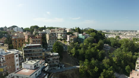 Drone-Se-Eleva-Sobre-Edificios-De-Apartamentos-En-El-Distrito-Histórico-Del-Barrio-De-Trastevere-Roma-Italia