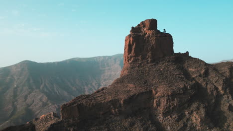 Orbitale-Luftaufnahme-Des-Wunderschönen-Roque-Bentayga-Auf-Der-Insel-Gran-Canaria,-Tejeda,-Kanarische-Inseln,-Spanien