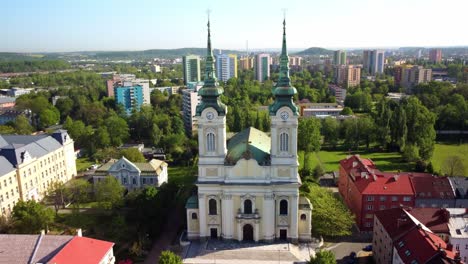 Iglesia-Católica-De-Nuestra-Señora-La-Reina-En-Ostrava,-República-Checa---Toma-Aérea