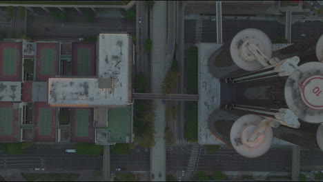 Vista-Aérea-Del-Hotel-Bonaventure-En-Los-Ángeles,-Destacando-El-Diseño-De-La-Zona-Y-El-Entorno-Urbano.