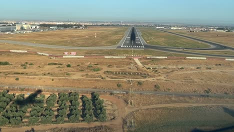 Punto-De-Vista-Exclusivo-Del-Piloto-De-La-Silueta-De-Un-Avión-Fotografiado-Desde-El-Interior-De-La-Cabina-Del-Aeropuerto-De-Sevilla,-España,-En-El-Minuto-De-Oro.