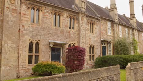 Historic-Vicars'-Close-in-Wells,-England,-featuring-original-Grade-I-listed-buildings