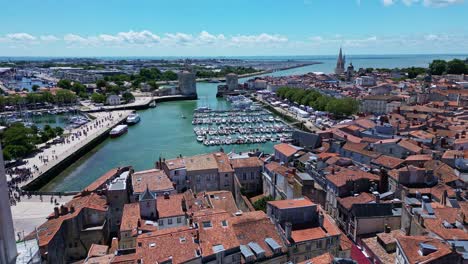 Luftaufnahme-Aus-Großer-Höhe-über-Den-ältesten-Und-Geschichtsträchtigsten-Vieux-Port,-La-Rochelle,-Frankreich