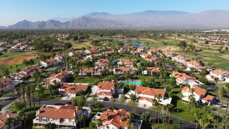 Schnelle-Luftaufnahme-Eines-Hyperlapses-über-Einer-Geschlossenen-Wohnanlage-In-Palm-Springs,-Kalifornien,-USA,-Mit-Pool-Und-Golfplatz