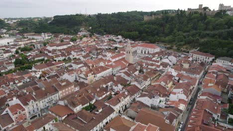 Dächer-Der-Mittelalterlichen-Stadt-In-Tomar,-Portugal,-Skyline-Aus-Der-Luft-Mit-Kirche