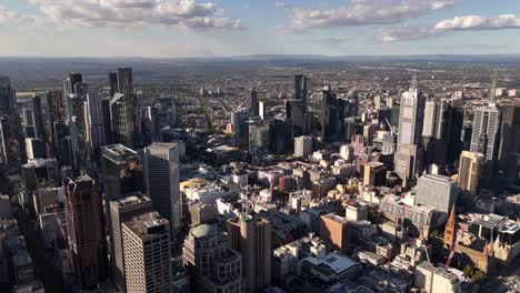 Wunderschönes-Luftpanorama-Der-CBD-Gebäude-In-Melbourne-Bei-Sonnenuntergang