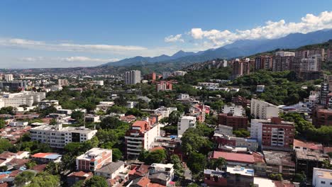 Vista-Aérea-Del-Lado-Oeste-De-Cali-En-Una-Tarde-Soleada