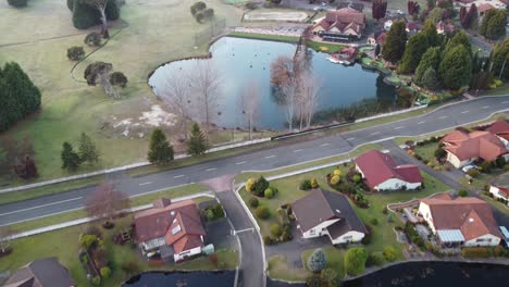 Vista-Aérea-4k-De-Un-Pueblo-Suizo-Cerca-De-Un-Lago-Artificial-En-Australia