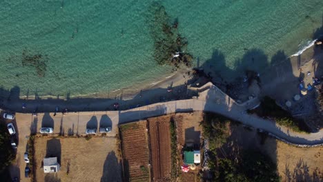 Luftaufnahme-Des-Bezirks-Elounda-An-Der-Küste-Kretas,-Bekannt-Für-Seine-Luxusresorts-Und-Die-Nähe-Zu-Historischen-Stätten-Wie-Der-Insel-Spinalonga