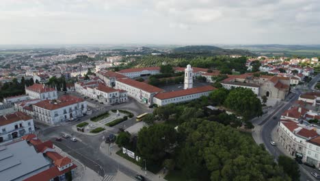 órbita-Aérea-Ciudad-Vieja-Medieval-Santarém-En-Portugal-Con-Arquitectura-Europea