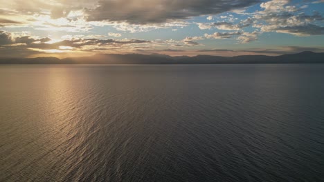 Vista-Aérea-Del-Atardecer-Sobre-El-Mar