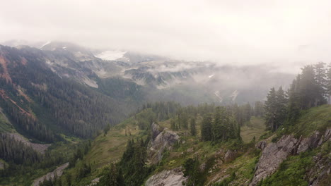 El-Dron-Desciende-Por-Campos-Verdes-Y-Ondulados-Con-Rocas-De-Granito-Apareciendo-Con-Vistas-Al-Valle-Boscoso-En-PNW