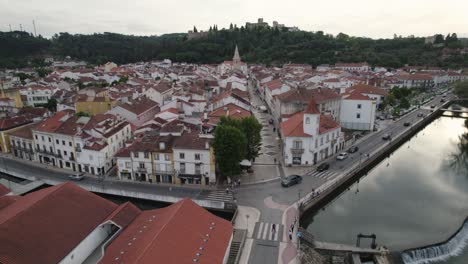 Establecedor-De-Drones-Nocturnos-En-El-Casco-Antiguo-De-Tomar-En-Portugal-Con-Castillo-En-La-Colina