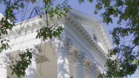 The-Rotunda-on-the-campus-of-the-University-of-Virginia-in-Charlottesville,-Virginia-with-gimbal-video-close-up-pan-right-to-left