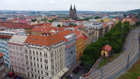 Kirche-Und-Gebäude-In-Prag-Neben-Der-Eisenbahn-In-Der-Stadt