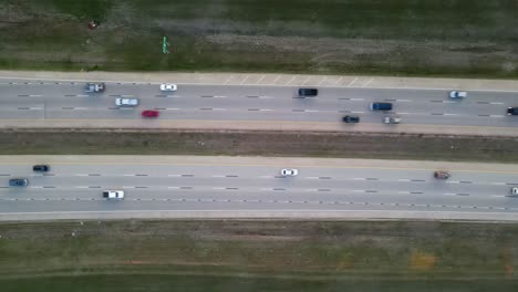 Vehículos-Circulando-Por-Lake-Hefner-Parkway-En-Oklahoma,-EE.UU.