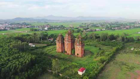 Torres-Del-Templo-Cham,-Duong-Long,-Vietnam