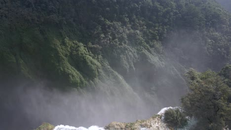 Dolly-De-Drones-Mientras-La-Niebla-Vuela-En-El-Aire-Debido-Al-Agua-Que-Fluye-Desde-La-Cascada-De-Tamul,-México