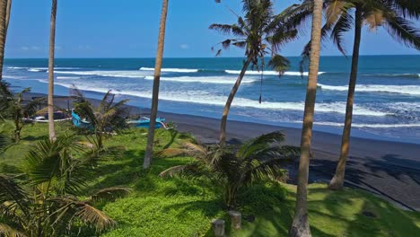 Entspannender-Urlaub-Am-Strand,-Ankommende-Meereswellen,-Luftaufnahme