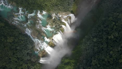 Drone-De-Arriba-Hacia-Abajo-Asciende-Sobre-La-Cascada-De-Tamul,-Grandes-Cascadas-Que-Desembocan-En-La-Niebla