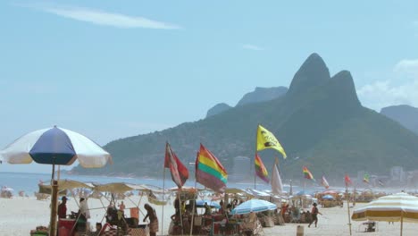 Blick-Vom-Strand-Von-Ipanema-An-Einem-Schönen-Sonnigen-Tag-Mit-Menschen-Und-Mehreren-Flaggen