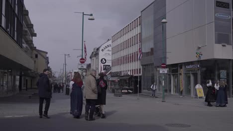 Gente-Caminando-Por-La-Carretera-De-Tromso-Durante-El-Día-De-La-Constitución-Noruega-En-Noruega