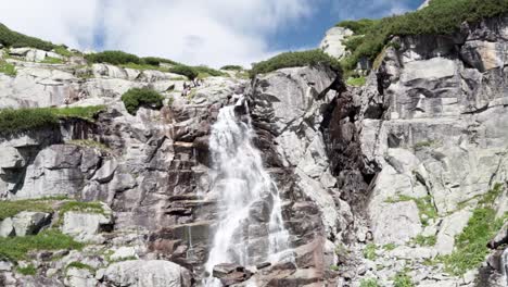 -Cascada-Que-Fluye-Hacia-Abajo-Por-El-Acantilado,-Increíble-Material-De-Fondo-Del-Paisaje-Natural