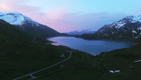 Vista-Aérea-Al-Atardecer-Del-Impresionante-Paisaje-Y-El-Lago-Mont-Cenis,-Fondo-De-Naturaleza-Cambiante