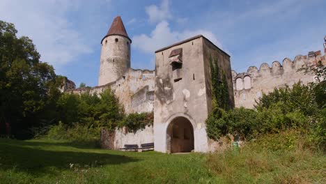 Castillo-En-La-Cima-De-Una-Colina