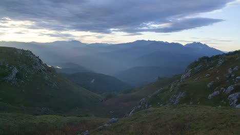 Caminata-Por-El-Terreno-Accidentado-De-La-Montaña-Fisht:-Vistas-Impresionantes-Y-Campos-Alpinos.