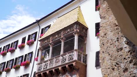 Cámara-Lenta-De-Goldenes-Dachl-En-La-Plaza-Pública-Del-Casco-Antiguo-De-Innsbruck