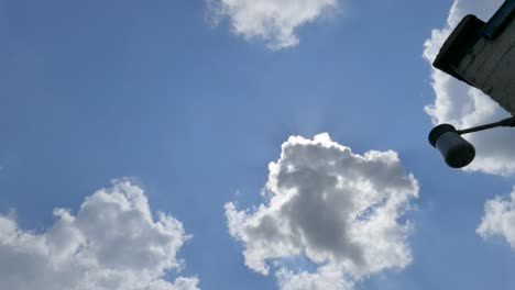 Wunderschöner-Zeitraffer,-Der-Die-Strahlende-Sonne-Zeigt,-Die-Das-Haus-Umgibt,-Mit-Wolken-Am-Ende-Des-Hauses