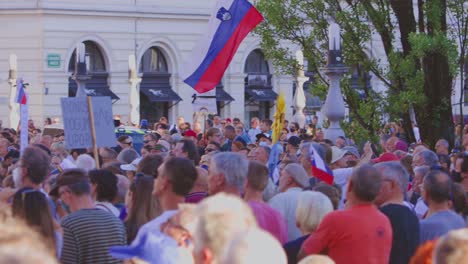 Multitud-De-Personas-Con-Pancartas-Y-Banderas-Durante-Una-Protesta-Pacífica-Contra-El-Gobierno-En-Liubliana,-Eslovenia