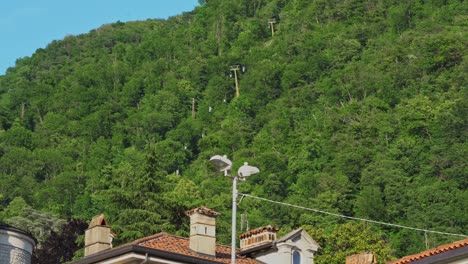 Stadt-Am-See-Mit-Seilbahnfahrt-Vom-Berg-Sasso-Del-Ferro-Nach-Laveno-Am-Lago-Maggiore,-Italien