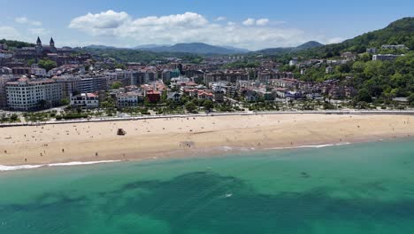 Strand-Von-La-Concha,-San-Sebastian,-Spanien,-Schwenk-Drohnenluft