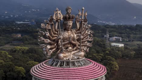 Drohnen-Hyperlapse-Eines-Riesigen-Silbernen-Guanyin-Göttintempels-In-China