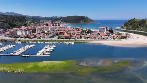 Marina-Ribadesella-Asturien-Spanien-Drohne,-Antenne-Blauer-Himmel-Im-Sommer