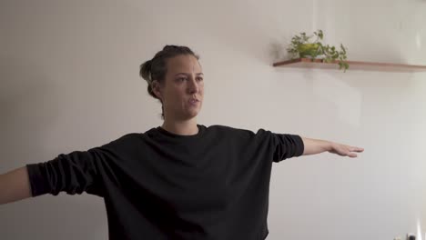 Mujer-Altrenativa-Haciendo-Estiramientos-En-Casa-Con-Plantas-Iluminadas-Por-La-Luz-De-La-Ventana.