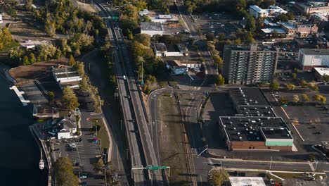 Hermosas-Imágenes-Aéreas-De-Drones-De-La-Autopista-Chester-Bowles-En-Middletown-Connecticut