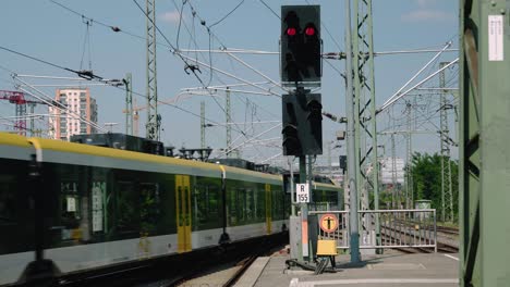 Stuttgart-Geschäftigen-Deutschen-Hauptbahnhof-Bawü-Personenzug-Verlassen