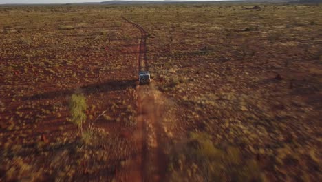 Allrad-Fahren-Auf-Einer-Einsamen-Straße-Im-Australischen-Outback