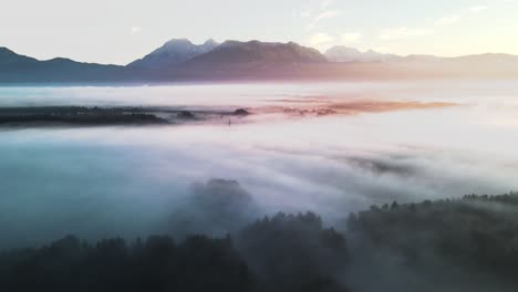 Nebeliger-Nebel-über-Den-Umliegenden-Dörfern-Und-Sonnenaufgang,-Der-Den-Nebel-Trifft