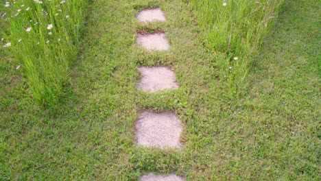 Gartenweg-Nach-Oben-Kippen-Mit-Perspektive