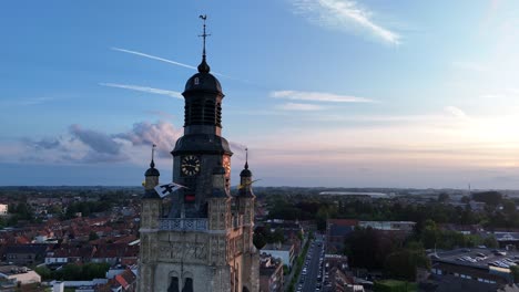 Drohnenaufnahme-Der-Sint-Michielskerk-In-Roeselare-Bei-Sonnenuntergang