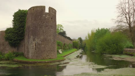 Toma-Del-Histórico-Palacio-Episcopal-En-Wells,-Inglaterra,-Bajo-Un-Día-Nublado.