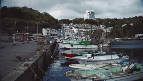 Fischerboote-Liegen-Am-Pier-In-Saikazaki,-Japan