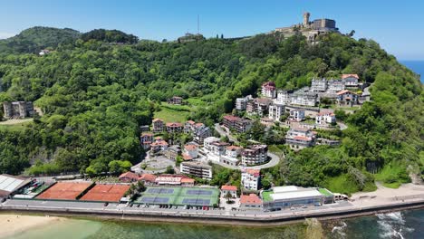 Großes-Haus-Und-Wohnungen-San-Sebastian-Spanien-Drohne,-Luftaufnahme