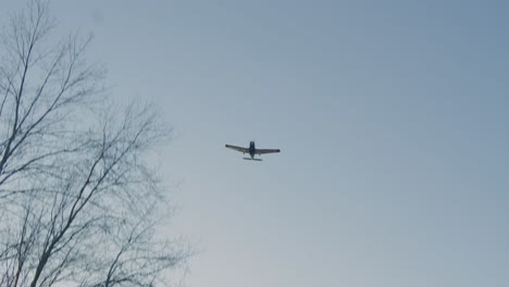 Ein-Kleines-Piper-Flugzeug-Fliegt-Bei-Sonnenuntergang-Vorbei