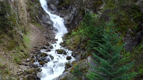 Vista-De-La-Cascada-En-Alaska-En-Todo-Su-Esplendor.